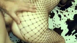 Аз съм тази милф в чорапи и бельо, жадуваща анална страст.
