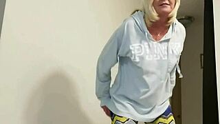 Haar mooie kutje pies overal?