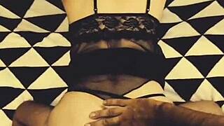 Аз съм тази милф в чорапи и бельо, жадуваща анална страст.