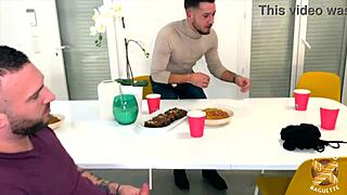 joy sublime blonde s�clate le minou en partouze