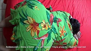 האישה הכנועה שלי מציגה את התחת הענק שלה.