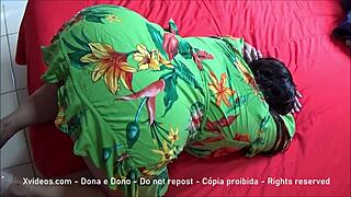 האישה הכנועה שלי מציגה את התחת הענק שלה.