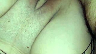 広がった穴とスパンキングされたお尻、クローズアップアクションが見たい？