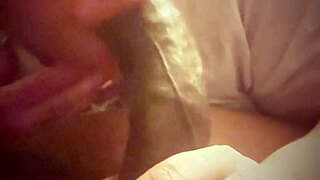 Unleash gum pleasure with curvy bimbo's deepthroat in bedroom!