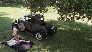 Natasha Marley regge mostro cazzo all'aperto