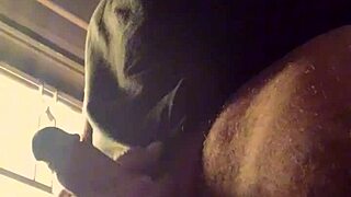 طالبة آسيوية خارجية تواجه سيطرة بريطانية برية