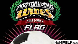 בלונדינית מילף מסעירה בגרבונים לזיון קשה עם שפיך