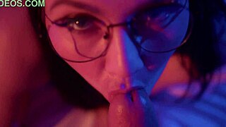 Zboczony facet sika na twarz dziwki i rucha ją mocno w dupę!