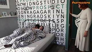 Мачеха ловит падчерицу нагнувшейся, присоединяется к FFM трио.