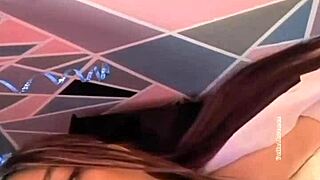 סטודנטית באוניברסיטה משחקת עם הדילדו שלה