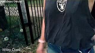 Жена демонстрирует на улице