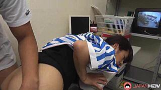 日本人マユカモモタがオフィスでチンポを渇望、無修正でゲット