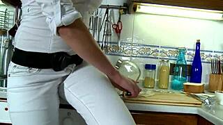 Naiminen seksikäs vaalea kumartuneena korkokengissä