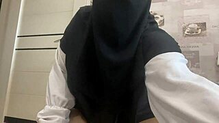 ميليف سورية تتحرش بكسها في الملابس الداخلية.