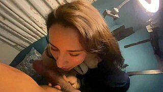 invit� a mi vecina a mi casa a ver una pel�cula y recibi� leche en las tetas