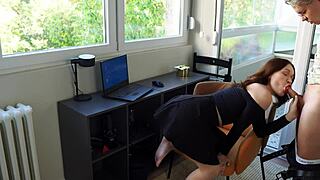 Stiefmoeder repareert mijn laptop na het breken