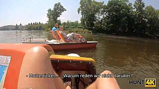 Krivuljasta punca z sočnimi cicami fuka tujca, medtem ko fant gleda.