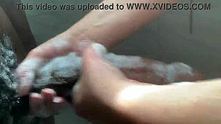 興奮した白人女子大生が巨大BBCを崇拝、ハンドジョブとアナルで激しく