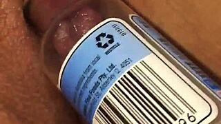 Clitorisul umflat al soției suge intens cu vacuum 😏