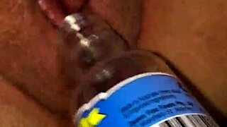 Clitorisul umflat al soției suge intens cu vacuum 😏