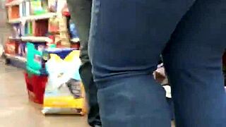 Milf's Phat Ass Hidden In Candid Shot!