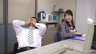 일본 사무실 여자가 동료 유혹해서 젖은 블로우잡과 입에 사정!