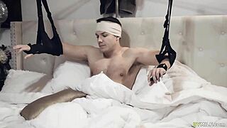 Кит Мерсер помогает пасынку ручкой