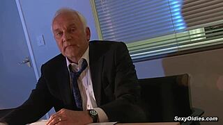 Британская брюнетка милф с огромными фальшивыми сиськами получает жесткий трах в сексуальных ботинках!