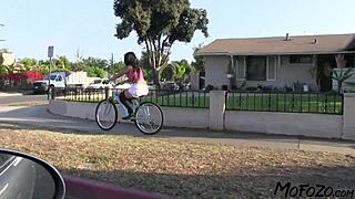 Model Amatir Bokong Besar Rasain Kenikmatan Intens dari Cum di Muka