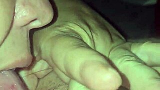 MILF zuigt mijn kont stoutmoedig.