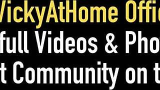 Vicky Vette se masturbuje pro svého šéfa v kanceláři