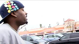 Questa milf mamma con grosse tette troia è pronta per enorme cazzo nero in calze?