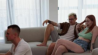 Matrigna seduce l'amico di nascosto mentre il figlio gioca ai videogiochi