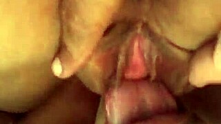 تلعق كس الرابودا وهي تجلس عليه في سكس حار