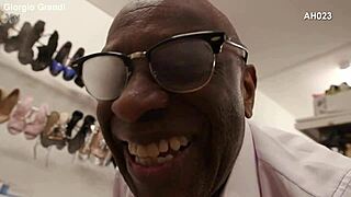 Betty ButtPlugs geeft slordige mond aan grote zwarte lul