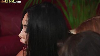 Dominas facesitting boquete e punheta em grupo