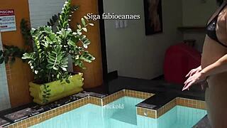 Hotwife Gozando Tremendo Pau Negro Piscina BBC Interracial Bull Orgasmo