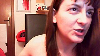 Резиновая пизда лучше или настоящая? Мама показывает, как использовать обе для удовольствия