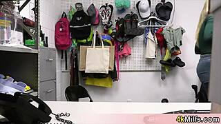 Inima casnicei blonde bate tare când polițistul de mall o fut