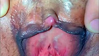 milf's beautiful wet pussy close up!