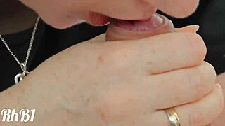 Lo faccio sborrare accarezzandogli il cazzo con la lingua