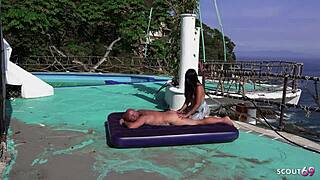 Veřejný anal s latinskou MILF u pláže, bez kondomu! 😲