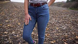 Милф дразнит большой верблюжий горб в тесных синих джинсах на улице