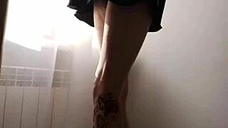 Milf děvka odhaluje nafouklou kundu pod sukní v sólovém fetiši