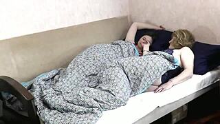 Эти би милф соблазнительны в порванных чулках?