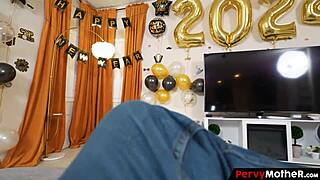 ลูกชายเลี้ยงเย็ดแม่เลี้ยงแบบ cowgirl ในวันปีใหม่!