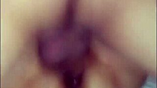 Karina Alleen in Motel met Twee Kerels voor Intense Neukactie