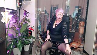 i watch hot mature milf aimee paradise suckin a strong big cock, it's so sexy