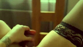 блондинка показывает мокрую пизду с дилдо и грязными разговорами 😈