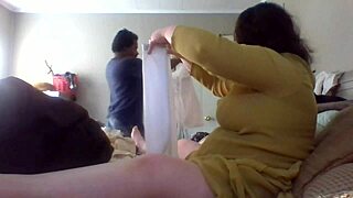 Moglie mi insegna a piegare i vestiti